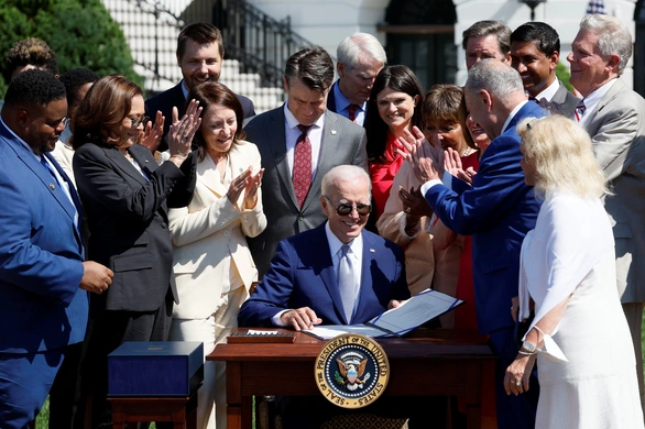 Tổng thống Joe Biden ký luật cạnh tranh chip với Trung Quốc - Ảnh 1. Tổng thống Joe Biden ký luật cạnh tranh chip với Trung Quốc - Ảnh 1.