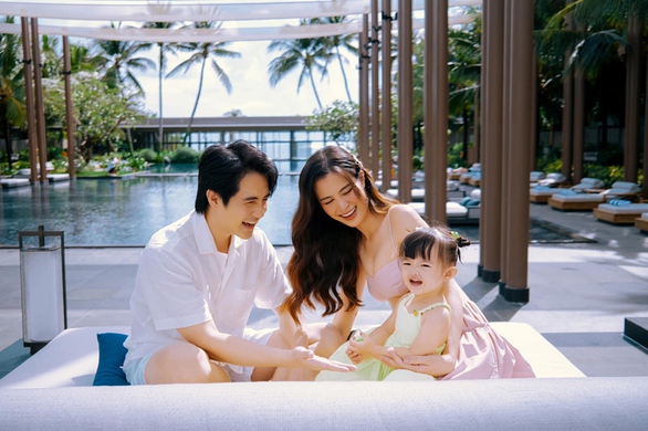Con gái Đông Nhi - Ông Cao Thắng hờn dỗi vì bố mẹ mải tình tứ - Ảnh 1. Con gái Đông Nhi - Ông Cao Thắng hờn dỗi vì bố mẹ mải tình tứ - Ảnh 1.