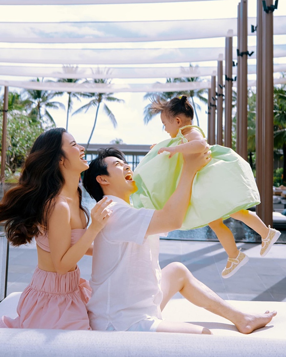 Con gái Đông Nhi - Ông Cao Thắng hờn dỗi vì bố mẹ mải tình tứ - Ảnh 4. Con gái Đông Nhi - Ông Cao Thắng hờn dỗi vì bố mẹ mải tình tứ - Ảnh 4.