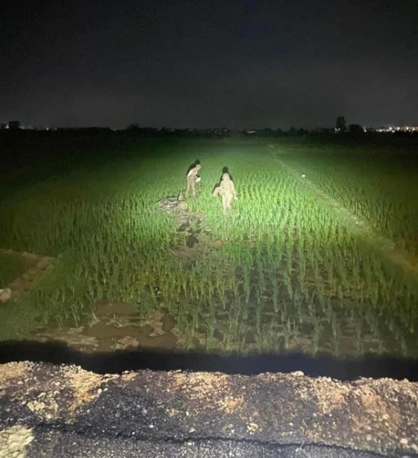 Cặp đôi lao xe máy cày nát ruộng lúa, mặt mũi nhuộm bùn nhận không ra - Ảnh 2. Cặp đôi lao xe máy cày nát ruộng lúa, mặt mũi nhuộm bùn nhận không ra - Ảnh 2.