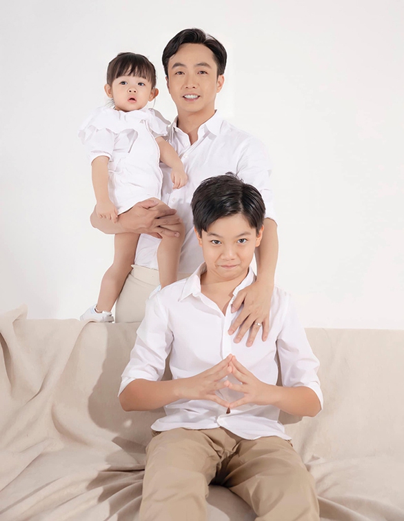 Ảnh vui sao Việt 9-8: Hoa hậu H’Hen Niê như nông dân chính hiệu - Ảnh 3. Ảnh vui sao Việt 9-8: Hoa hậu H’Hen Niê như nông dân chính hiệu - Ảnh 3.