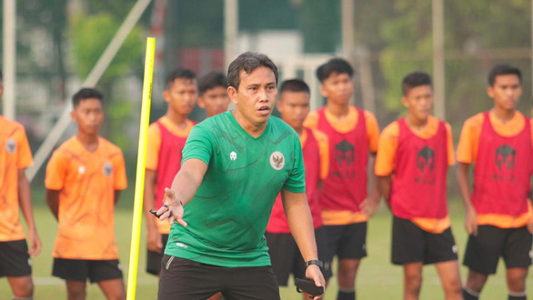 HLV U16 Indonesia xin lỗi cầu thủ U16 Việt Nam vì CĐV ném chai lọ - Ảnh 1.