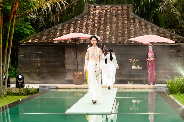 Kim Tuyến bất ngờ catwalk trong show của NTK Hoài Sang - Ảnh 6. Kim Tuyến bất ngờ catwalk trong show của NTK Hoài Sang - Ảnh 6.