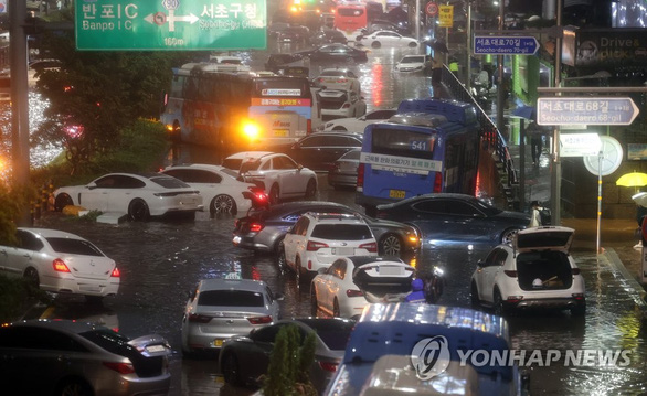 Mưa kỷ lục ở Hàn Quốc: Seoul chìm trong nước, 3 người chết thương tâm dưới tầng hầm - Ảnh 2.