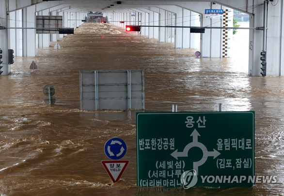 Nhà nửa hầm cho người nghèo mong manh trong trận mưa lũ lịch sử ở Hàn Quốc - Ảnh 3.