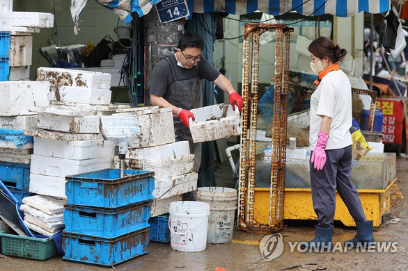 Mưa kỷ lục ở Hàn Quốc: Seoul chìm trong nước, 3 người chết thương tâm dưới tầng hầm - Ảnh 6.