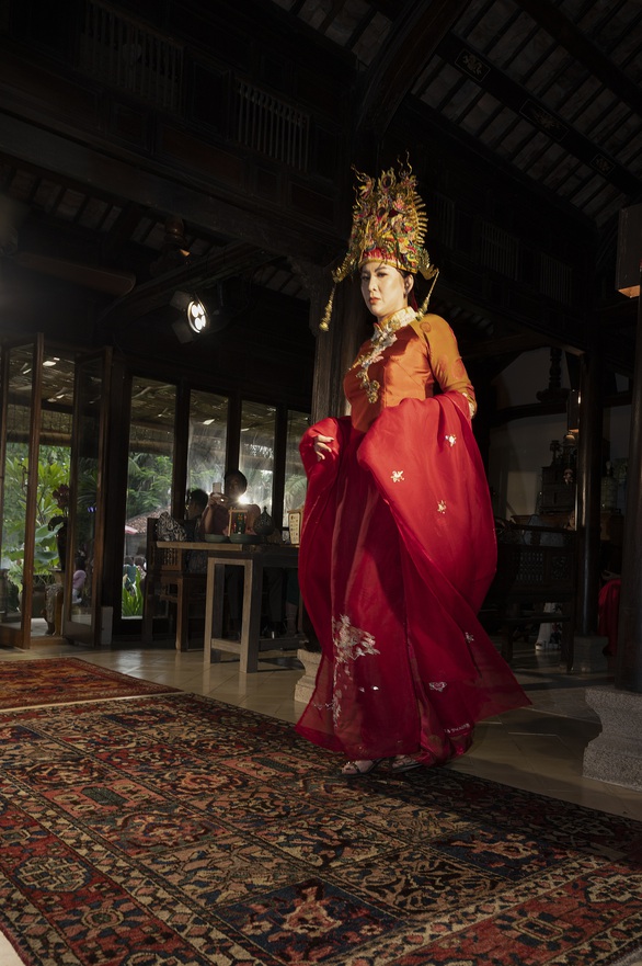 Kim Tuyến bất ngờ catwalk trong show của NTK Hoài Sang - Ảnh 8. Kim Tuyến bất ngờ catwalk trong show của NTK Hoài Sang - Ảnh 8.