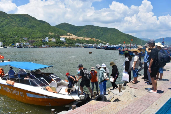 Khách đi tour đảo, tắm biển Nha Trang chưa đông - Ảnh 2. Khách đi tour đảo, tắm biển Nha Trang chưa đông - Ảnh 2.