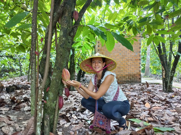 Du khách châu Âu đã mắt xem cách làm sô cô la thủ công từ hạt ca cao của người miền Tây - Ảnh 3. Du khách châu Âu đã mắt xem cách làm sô cô la thủ công từ hạt ca cao của người miền Tây - Ảnh 3.