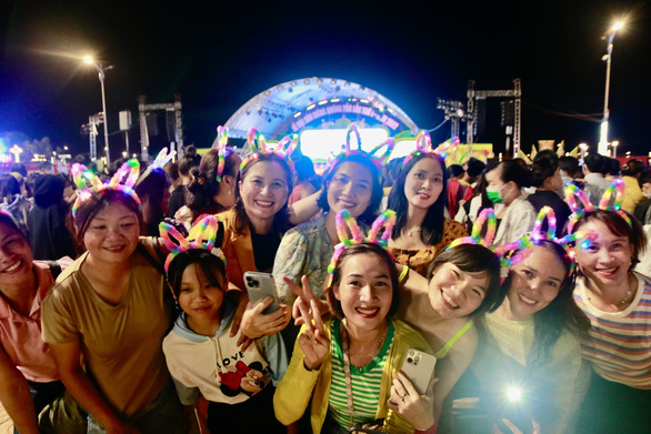 Hàng chục ngàn người dự lễ hội sầu riêng lần đầu tiên tại Đắk Lắk - Ảnh 1.