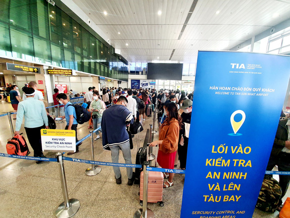 Ngày đầu kỳ nghỉ lễ 2-9, sân bay Tân Sơn Nhất thông thoáng - Ảnh 4.