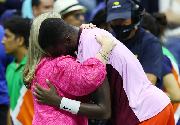 Kết thúc giấc mơ Mỹ của Tiafoe, tay vợt 19 tuổi Alcaraz lần đầu vào chung kết Grand Slam - Ảnh 2.