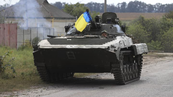 Quân Ukraine cắt được đường tiếp viện của Nga cho vùng Donbass? - Ảnh 1.
