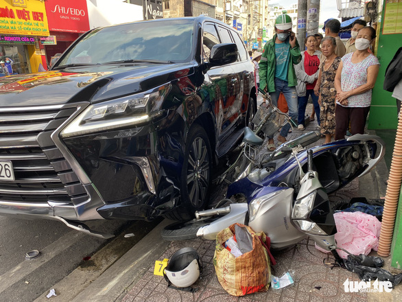 Xe 7 chỗ lùa nhiều xe máy gần ngã tư Phú Nhuận, 3 người bị thương - Ảnh 3.