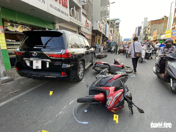 Xe 7 chỗ lùa nhiều xe máy gần ngã tư Phú Nhuận, 3 người bị thương - Ảnh 2.