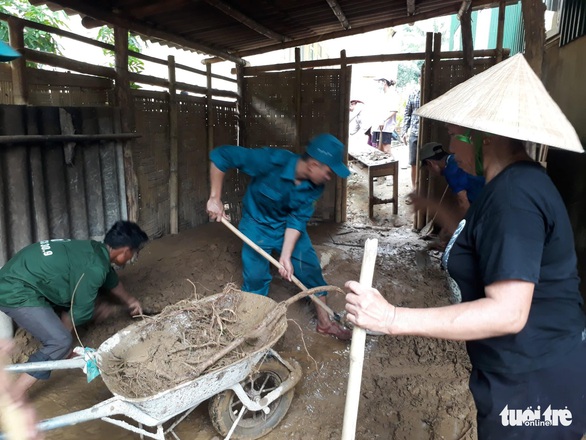 Nứt đất rộng cả gang tay kéo dài khắp làng biên giới ở Nghệ An - Ảnh 3. Nứt đất rộng cả gang tay kéo dài khắp làng biên giới ở Nghệ An - Ảnh 3.