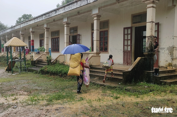 Nứt đất rộng cả gang tay kéo dài khắp làng biên giới ở Nghệ An - Ảnh 2. Nứt đất rộng cả gang tay kéo dài khắp làng biên giới ở Nghệ An - Ảnh 2.