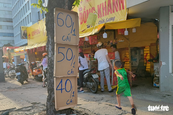 Bánh trung thu đến giờ mua 1 tặng 4 - Ảnh 1.