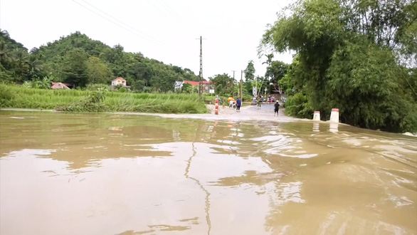 Người dân đánh cược tính mạng khi qua đập tràn ở Thanh Hóa, học sinh phải nghỉ học khi mưa lũ - Ảnh 5.