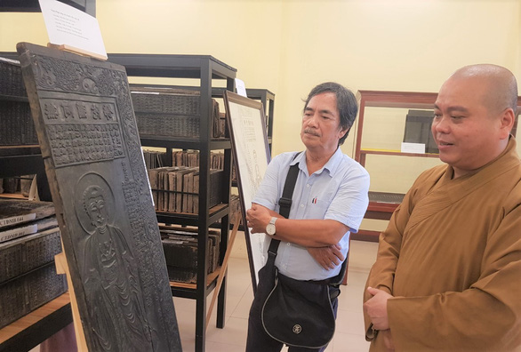 Chiêm ngưỡng kho mộc bản hơn 800 tấm và hàng ngàn đầu sách quý của Phật giáo tại Huế - Ảnh 2.