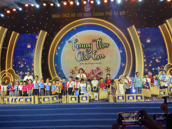 Mid-Autumn Festival night, 100 scholarships go to disadvantaged and orphaned children due to COVID-19 - Photo 2.