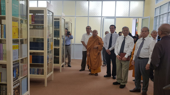 Chiêm ngưỡng kho mộc bản hơn 800 tấm và hàng ngàn đầu sách quý của Phật giáo tại Huế - Ảnh 4.