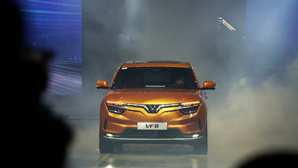 VinFast bàn giao 100 ô tô điện VF 8 đầu tiên, chuẩn bị xuất khẩu ra quốc tế - Ảnh 1.