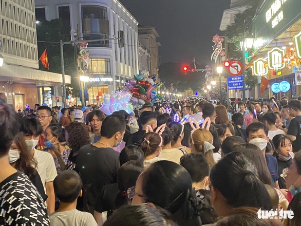 Đêm Trung thu, giá gửi xe máy ở trung tâm Hà Nội bị hét lên 50.000 đồng/lượt - Ảnh 1. Đêm Trung thu, giá gửi xe máy ở trung tâm Hà Nội bị hét lên 50.000 đồng/lượt - Ảnh 1.