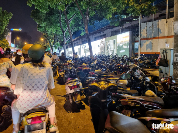 Đêm Trung thu, giá gửi xe máy ở trung tâm Hà Nội bị hét lên 50.000 đồng/lượt - Ảnh 2.