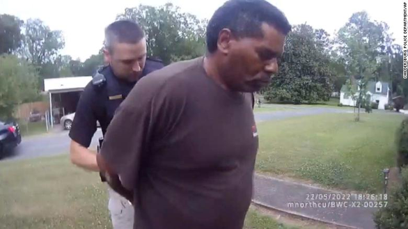 Mục sư da màu bị cảnh sát Mỹ bắt vì tưới cây giúp nhà hàng xóm - Ảnh 1.