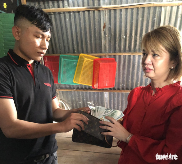 Nam tài xế taxi trả lại ví có 4.000 USD cho nữ Việt kiều Mỹ - Ảnh 1.