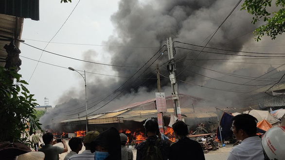Cháy chợ ở Hưng Yên, nhiều ki ốt bị thiêu rụi - Ảnh 1.