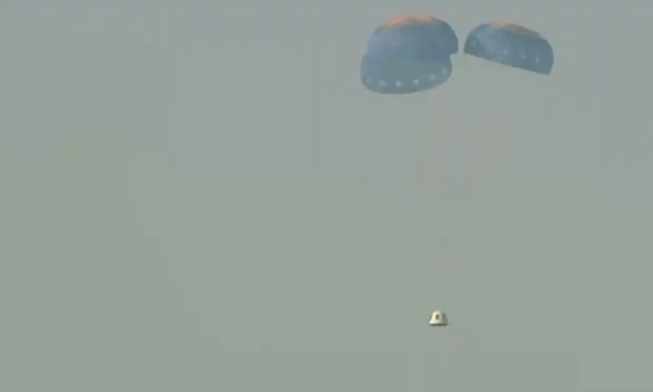 Tên lửa New Shepard của Blue Origin rơi xuống Trái đất, viên nang hạ cánh an toàn - Ảnh 1.