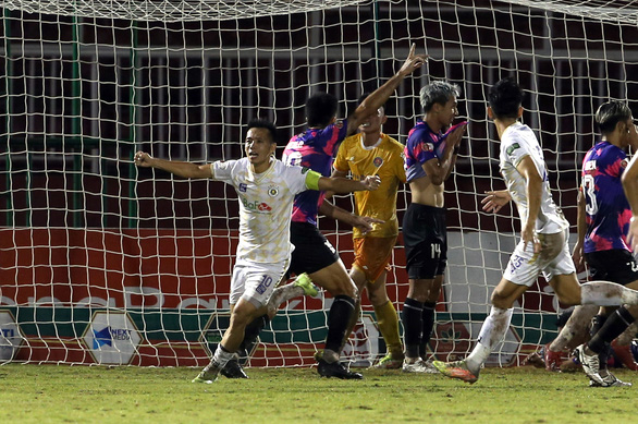 CLB Hà Nội thoát thua đội chót bảng Sài Gòn trên sân Thống Nhất - Ảnh 3.