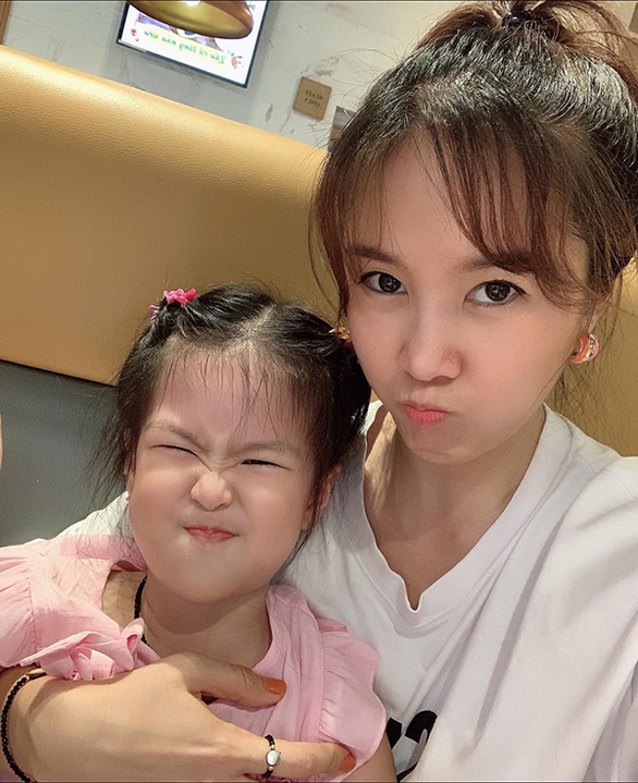 Ảnh vui sao Việt 13-9: Vợ chồng Việt Hương tình tứ bỏ mặc con gái - Ảnh 5. Ảnh vui sao Việt 13-9: Vợ chồng Việt Hương tình tứ bỏ mặc con gái - Ảnh 5.