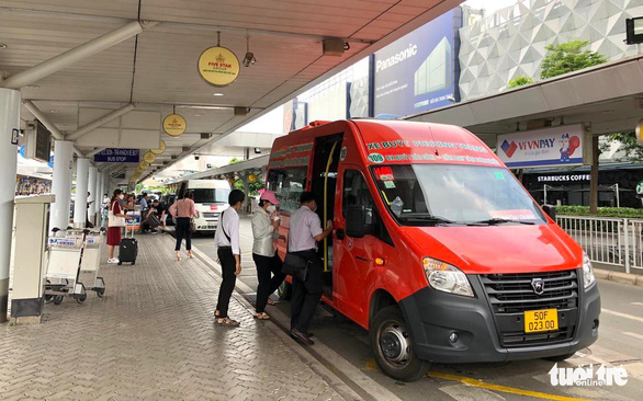 Xe buýt 109 chính thức vào sân bay Tân Sơn Nhất, hành khách hào hứng - Ảnh 1.