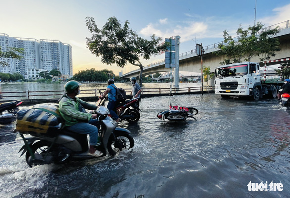 Chiều tối 13-9, TP.HCM triều cường, không biết đâu là đường đâu là kênh, sông - Ảnh 4.