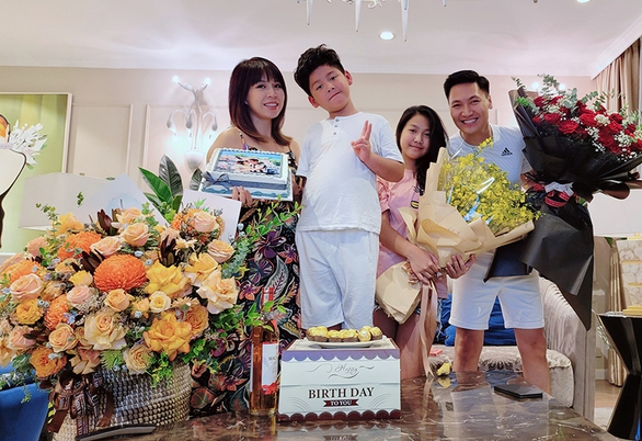 Ảnh vui sao Việt 13-9: Vợ chồng Việt Hương tình tứ bỏ mặc con gái - Ảnh 7. Ảnh vui sao Việt 13-9: Vợ chồng Việt Hương tình tứ bỏ mặc con gái - Ảnh 7.