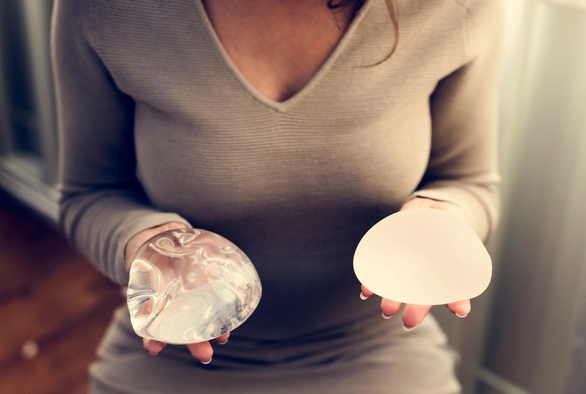 Mối liên hệ giữa túi độn ngực với bệnh ung thư hiếm gặp - Ảnh 1. Mối liên hệ giữa túi độn ngực với bệnh ung thư hiếm gặp - Ảnh 1.