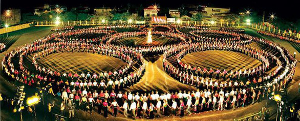 Lễ đón nhận bằng UNESCO ghi danh xòe Thái dành đất tôn vinh văn hóa dân tộc Thái - Ảnh 1.