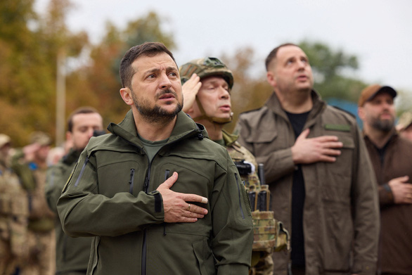 Tổng thống Ukraine bất ngờ thăm thị trấn Izium mới tái chiếm - Ảnh 1.