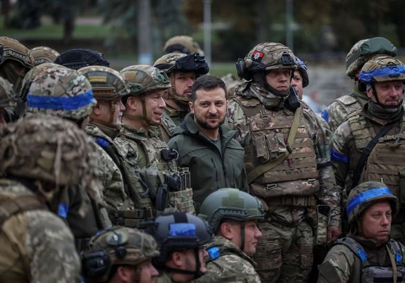 Tổng thống Ukraine bất ngờ thăm thị trấn Izium mới tái chiếm - Ảnh 4.
