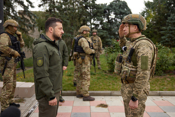 Tổng thống Ukraine bất ngờ thăm thị trấn Izium mới tái chiếm - Ảnh 5.