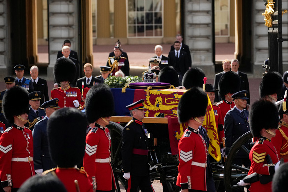 Lễ rước linh cữu Nữ hoàng Anh đến tòa nhà Quốc hội Anh - Ảnh 2.