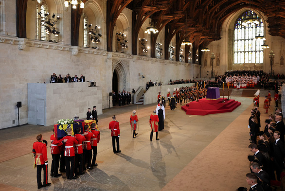 Lễ rước linh cữu Nữ hoàng Anh đến tòa nhà Quốc hội Anh - Ảnh 7.