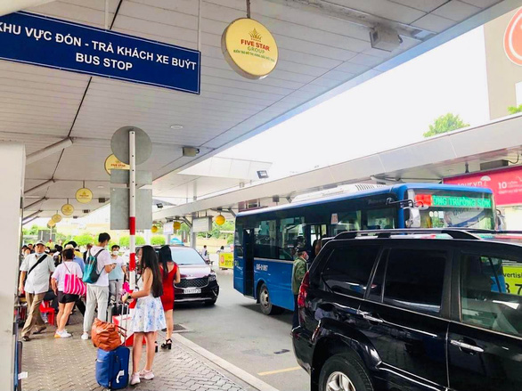 Ô to chen kín làn, xe buýt sân bay Tân Sơn Nhất khó đón khách - Ảnh 3.