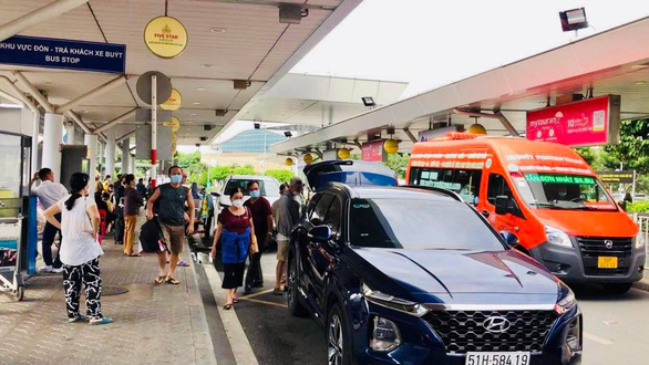 Ô tô chen kín làn, xe buýt sân bay Tân Sơn Nhất khó đón khách - Ảnh 1.