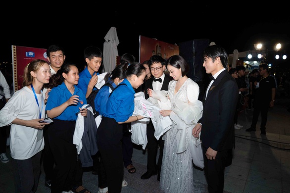 Ca sĩ tỉ phú Hà Phương được hai tài tử ‘chăm sóc tận tình’ trên thảm đỏ Cánh diều vàng - Ảnh 4. Ca sĩ tỉ phú Hà Phương được hai tài tử ‘chăm sóc tận tình’ trên thảm đỏ Cánh diều vàng - Ảnh 4.