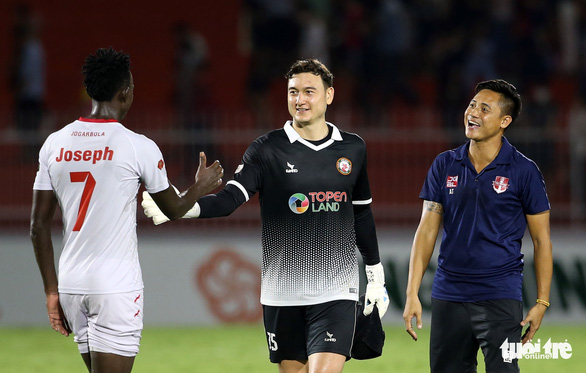 Văn Lâm và Adriano Schmidt tay bắt mặt mừng với đội bóng cũ Hải Phòng - Ảnh 3.
