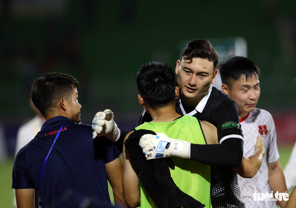 Văn Lâm và Adriano Schmidt tay bắt mặt mừng với đội bóng cũ Hải Phòng - Ảnh 5.